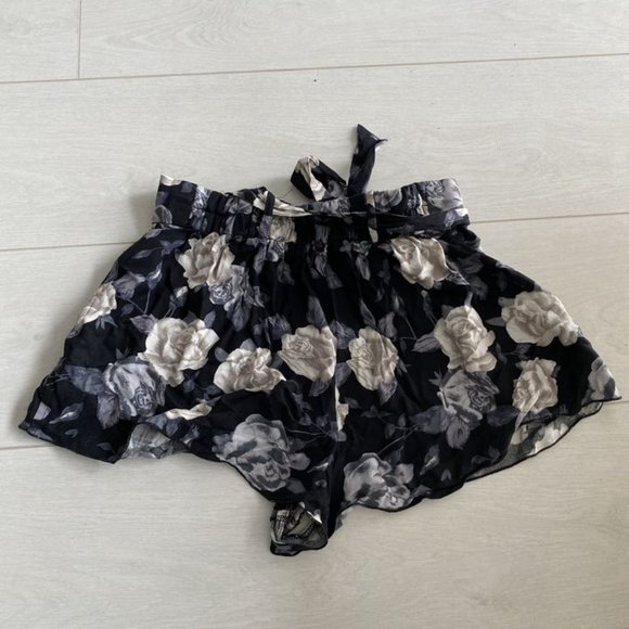 Aritzia Talula Floral Bloomer Shorts with Pockets - Picture 5 of 6